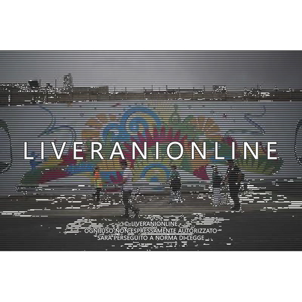 (140613) -- NATAL, June 13, 2014 () -- People are seen at the peripheral area of the Estadio Das Dunas Stadium where Mexico will play against Cameroon in the city of Natal, Brazil, on June 13, 2014. (/Mauricio Valenzuela) (rh) ©photoshot/Agenzia Aldo Liverani sas - ITALY ONLY - EDITORIAL USE ONLY - Messico v Camerun partita del Gruppo A Coppa del Mondo FIFA 2014 in Estadio das Dunas Stadium a Natal, Brasile, 13 giugno 2014