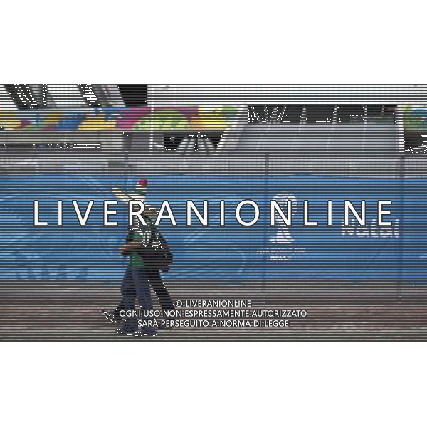 (140613) -- NATAL, June 13, 2014 () -- Mexico\'s football fans are about to enter the Estadio das Dunas Stadium where a Group A match between Mexico and Cameroon of 2014 FIFA World Cup will be held, in Natal, Brazil, June 13, 2014. (/Mauricio)(pcy) ©photoshot/Agenzia Aldo Liverani sas - ITALY ONLY - EDITORIAL USE ONLY - Messico v Camerun partita del Gruppo A Coppa del Mondo FIFA 2014 in Estadio das Dunas Stadium a Natal, Brasile, 13 giugno 2014