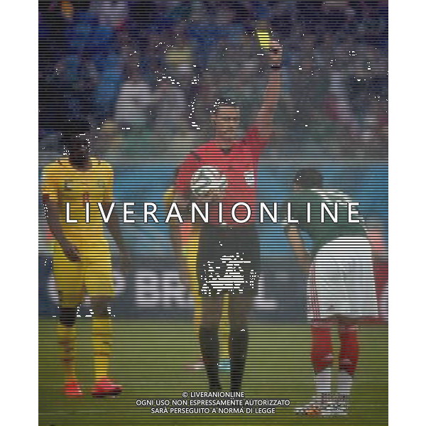 (140613) -- NATAL, June 13, 2014 () -- Colombian referee Wilmar Roldan (C) gives a yellow card to Mexico\'s Hector Moreno (R) during a Group A match between Mexico and Cameroon of 2014 FIFA World Cup at the Estadio das Dunas Stadium in Natal, Brazil, June 13, 2014. Mexico won 1-0 over Cameroon on Friday. (/Guo Yong)(rh) ©photoshot/Agenzia Aldo Liverani sas - ITALY ONLY - EDITORIAL USE ONLY - Messico v Camerun partita del Gruppo A Coppa del Mondo FIFA 2014 in Estadio das Dunas Stadium a Natal, Brasile, 13 giugno 2014