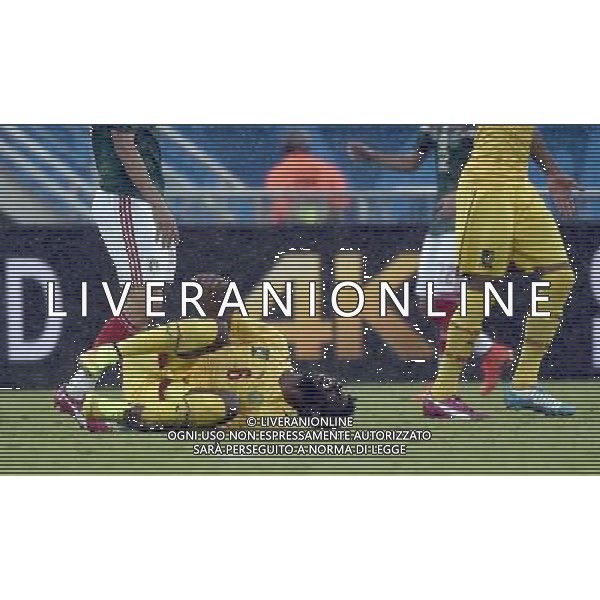 (140613) -- NATAL, June 13, 2014 () -- Camerooon\'s Alexandre Song falls down during a Group A match between Mexico and Cameroon of 2014 FIFA World Cup in the Estadio das Dunas Stadium in NATAL, Brazil, June 13, 2014. Mexico won 1-0 over Cameroon on Friday.(/Lui Siu Wai)(rh) ©photoshot/Agenzia Aldo Liverani sas - ITALY ONLY - EDITORIAL USE ONLY - Messico v Camerun partita del Gruppo A Coppa del Mondo FIFA 2014 in Estadio das Dunas Stadium a Natal, Brasile, 13 giugno 2014