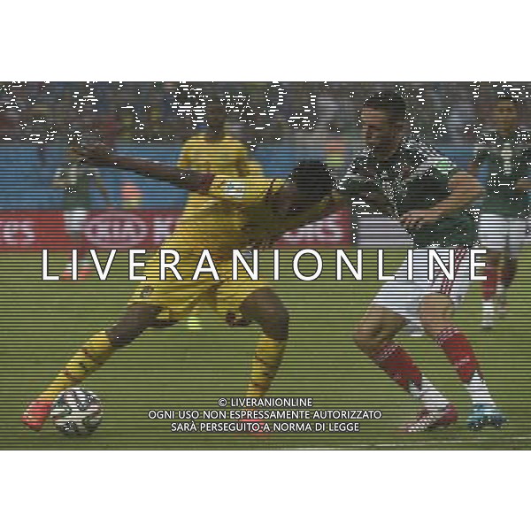 (140613) -- NATAL, June 13, 2014 () -- Mexico\'s Miguel Layun vies with Cameroon\'s Benjamin Moukandjo during a Group A match between Mexico and Cameroon of 2014 FIFA World Cup in the Estadio das Dunas Stadium in NATAL, Brazil, June 13, 2014.Mexico won 1-0 over Cameroon on Friday.(/Lui Siu Wai)(rh) ©photoshot/Agenzia Aldo Liverani sas - ITALY ONLY - EDITORIAL USE ONLY - Messico v Camerun partita del Gruppo A Coppa del Mondo FIFA 2014 in Estadio das Dunas Stadium a Natal, Brasile, 13 giugno 2014