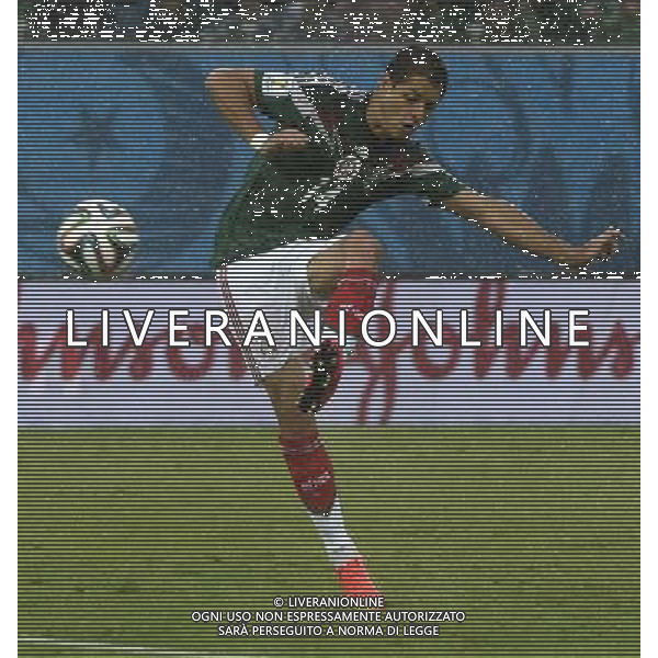 (140613) -- NATAL, June 13, 2014 () -- Mexico\'s Javier Hernandez passes the ball during a Group A match between Mexico and Cameroon of 2014 FIFA World Cup in the Estadio das Dunas Stadium in NATAL, Brazil, June 13, 2014. Mexico won 1-0 over Cameroon on Friday.(/Lui Siu Wai)(rh) ©photoshot/Agenzia Aldo Liverani sas - ITALY ONLY - EDITORIAL USE ONLY - Messico v Camerun partita del Gruppo A Coppa del Mondo FIFA 2014 in Estadio das Dunas Stadium a Natal, Brasile, 13 giugno 2014