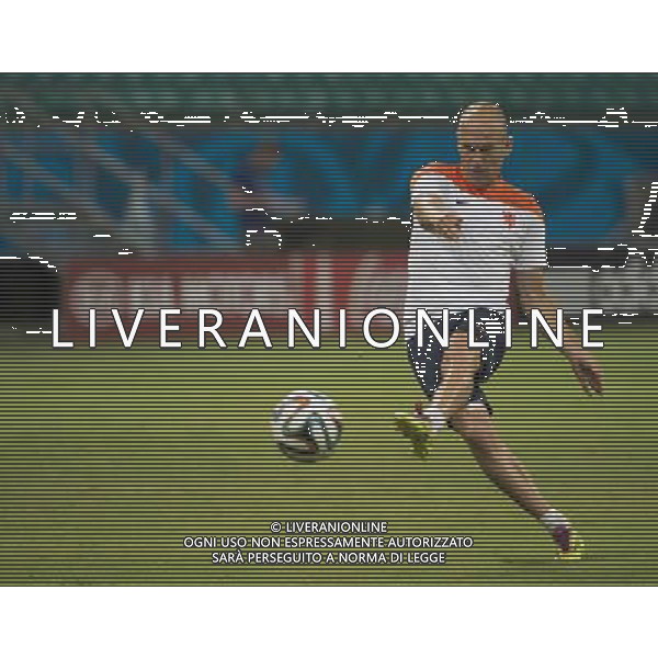 (140612) -- SALVADOR, June 12, 2014 () -- Netherlands\' national team player Arjen Robben shoots during a training session on the field of Fonte Nova Stadium in Salvador, Brazil, on June 12, 2014.(/Yang Lei) ©photoshot/Agenzia Aldo Liverani sas - ITALY ONLY - EDITORIAL USE ONLY - Allenamento e conferenza stampa dei giocatori della nazionale dell\'olanda sul campo di Stadio Fonte Nova di Salvador, in Brasile, il 12 giugno 2014