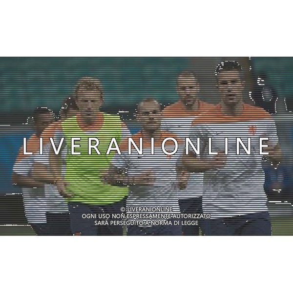 (140612) -- SALVADOR, June 12, 2014 () -- Netherlands\' national team players train on the field of Fonte Nova Stadium in Salvador, Brazil, on June 12, 2014.(/Yang Lei) ©photoshot/Agenzia Aldo Liverani sas - ITALY ONLY - EDITORIAL USE ONLY - Allenamento e conferenza stampa dei giocatori della nazionale dell\'olanda sul campo di Stadio Fonte Nova di Salvador, in Brasile, il 12 giugno 2014