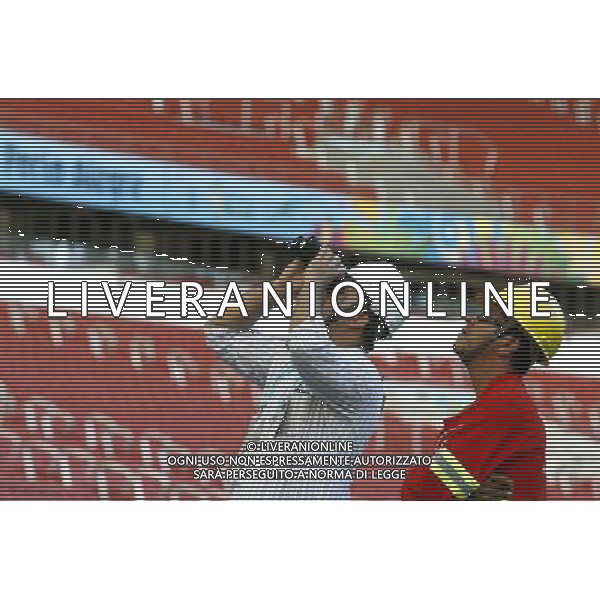 (140612) -- PORTO ALEGRE, June 12, 2014 () -- Two workers watch the installation on top of the Estadio Beira-Rio Stadium in Porto Alegre, Brazil, June 12, 2014. (/Chen Jianli)(pcy) ©photoshot/Agenzia Aldo Liverani sas - ITALY ONLY - EDITORIAL USE ONLY - Preparazione del campo dello stadio Beira Rio Stadium di Porto Alegre, in Brasile, 12 giugno 2014 per la coppa del mondo FIFA