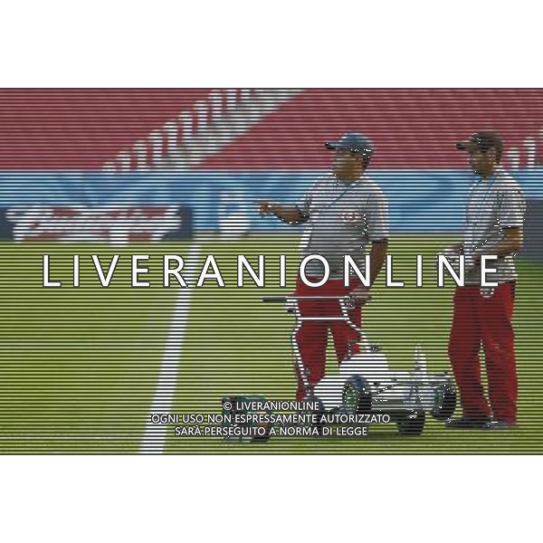 (140612) -- PORTO ALEGRE, June 12, 2014 () -- Two workers prepare to draw lines on the field of the Estadio Beira-Rio Stadium in Porto Alegre, Brazil, June 12, 2014. (/Chen Jianli)(pcy) ©photoshot/Agenzia Aldo Liverani sas - ITALY ONLY - EDITORIAL USE ONLY - Preparazione del campo dello stadio Beira Rio Stadium di Porto Alegre, in Brasile, 12 giugno 2014 per la coppa del mondo FIFA