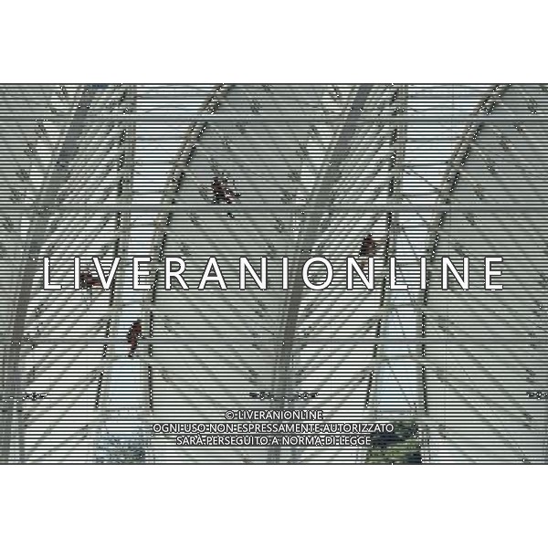 (140612) -- PORTO ALEGRE, June 12, 2014 () -- Workers make final preparations in the Estadio Beira-Rio Stadium in Porto Alegre, Brazil, June 12, 2014. (/Chen Jianli)(pcy) ©photoshot/Agenzia Aldo Liverani sas - ITALY ONLY - EDITORIAL USE ONLY - Preparazione del campo dello stadio Beira Rio Stadium di Porto Alegre, in Brasile, 12 giugno 2014 per la coppa del mondo FIFA
