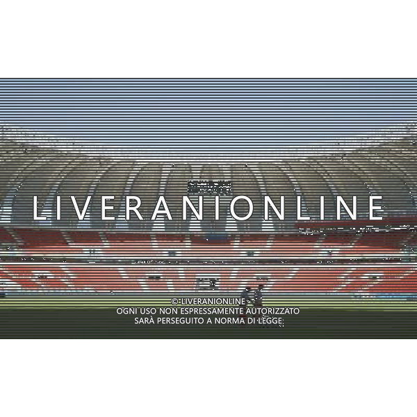 (140612) -- PORTO ALEGRE, June 12, 2014 () -- Two workers draw lines on the field of the Estadio Beira-Rio Stadium in Porto Alegre, Brazil, June 12, 2014. (/Chen Jianli)(pcy) ©photoshot/Agenzia Aldo Liverani sas - ITALY ONLY - EDITORIAL USE ONLY - Preparazione del campo dello stadio Beira Rio Stadium di Porto Alegre, in Brasile, 12 giugno 2014 per la coppa del mondo FIFA