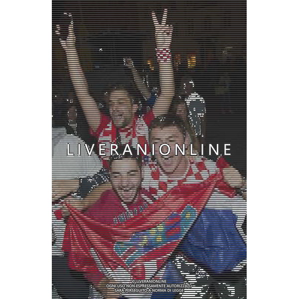 (140613) -- ZAGREB, June 13, 2014 () -- Croatian soccer fans cheer while watching the televised match between Croatia and Brazil, in Zagreb, Croatia, June 12, 2014. Thousands of fans on Thursday watched the FIFA World Cup opening match on a big screen at Zagreb\'s central square. (/Miso Lisanin) ©photoshot/Agenzia Aldo Liverani sas - ITALY ONLY - EDITORIAL USE ONLY - L\'esultanza dei tifosi per la partita di apertura tra Brasile e Croazia Coppa del Mondo FIFA WORLD CUP BRASILE 12 giugno 2014