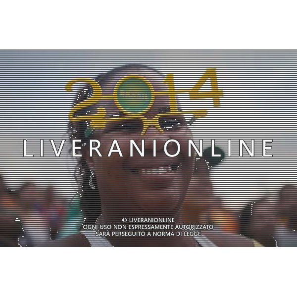 (140612) -- SALVADOR, June 12, 2014 () -- A Brazilian football fan reacts while watching the opening match between Brazil and Croatia of 2014 FIFA World Cup at the Farol da Barra in Salvador, Bahia, Brazil,on June 12, 2014. Brazil won 3-1 over Croatia on Thursday. (/Jhon Paz) ©photoshot/Agenzia Aldo Liverani sas - ITALY ONLY - EDITORIAL USE ONLY - L\'esultanza dei tifosi per la partita di apertura tra Brasile e Croazia Coppa del Mondo FIFA WORLD CUP BRASILE 12 giugno 2014