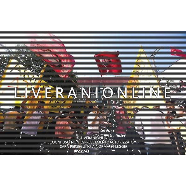 Demonstration of social movements in Sao Paulo, Brazil on June 12, 2014. The demonstration happens near the same avenue that leads to the Itaquerao stadium, where it occurs on the same day, the opening match of the World Cup between Brazil and Croatia. (Photo by Tiago Mazza Chiaravalloti/NurPhoto) ©photoshot/Agenzia Aldo Liverani sas - ITALY ONLY - EDITORIAL USE ONLY - Scontri tra manifestanti e polizia durante la manifestazione di Protesta e la dimostrazione dei movimenti sociali a Sao Paulo, in Brasile il 12 giugno 2014 nel giorno della partita inaugurale della Coppa del Mondo Fifa World Cup 