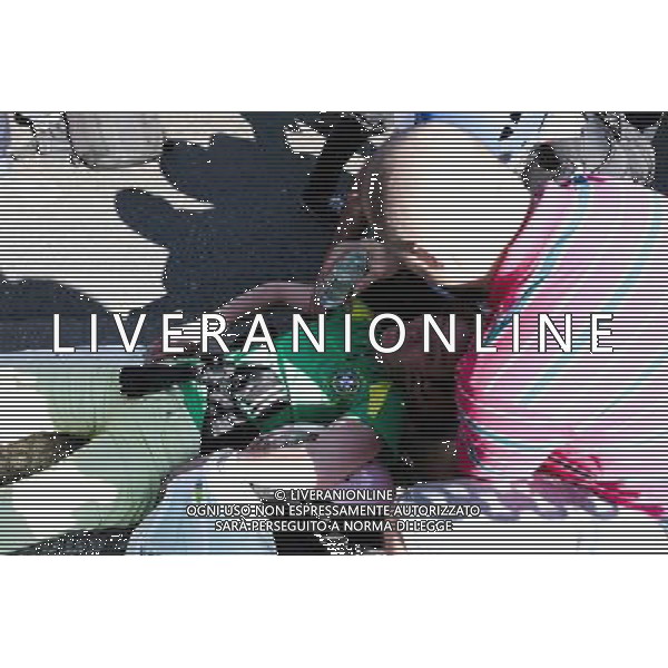 Woman pass out because of tear gas effects during a demonstration of social movements and groups against the World Cup on June 12, 2014 in Sao Paulo, Brazil. Clashes occurred on the Radial Leste Avenue, a few kilometers from the Itaquerão stadium, where it occurs today the opening match of the World Cup between Brazil and Croatia. (Photo by Tiago Mazza Chiaravalloti/NurPhoto) ©photoshot/Agenzia Aldo Liverani sas - ITALY ONLY - EDITORIAL USE ONLY - Scontri tra manifestanti e polizia durante la manifestazione di Protesta e la dimostrazione dei movimenti sociali a Sao Paulo, in Brasile il 12 giugno 2014 nel giorno della partita inaugurale della Coppa del Mondo Fifa World Cup 