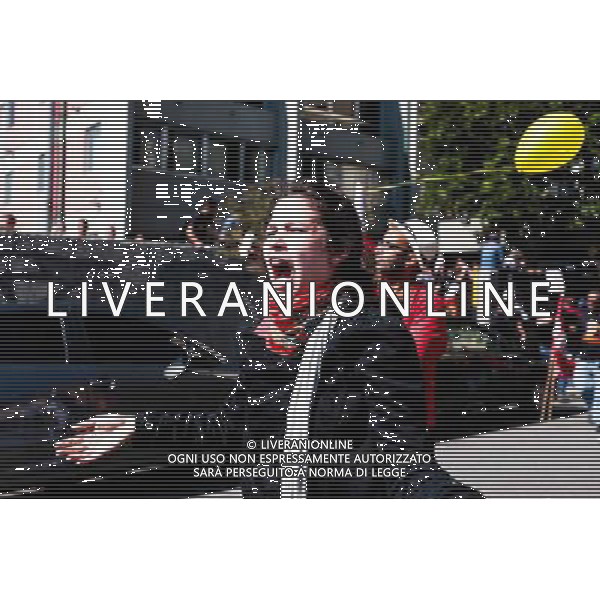 Woman shouts to policemans during a d emonstration of social movements in Sao Paulo, Brazil on June 12, 2014. The demonstration happens near the same avenue that leads to the Itaquerao stadium, where it occurs on the same day, the opening match of the World Cup between Brazil and Croatia. (Photo by Tiago Mazza Chiaravalloti/NurPhoto) ©photoshot/Agenzia Aldo Liverani sas - ITALY ONLY - EDITORIAL USE ONLY - Scontri tra manifestanti e polizia durante la manifestazione di Protesta e la dimostrazione dei movimenti sociali a Sao Paulo, in Brasile il 12 giugno 2014 nel giorno della partita inaugurale della Coppa del Mondo Fifa World Cup 