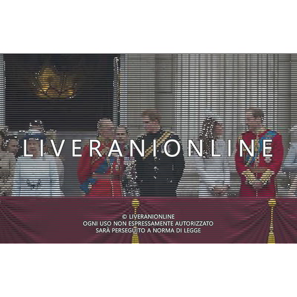 THE DUCHESS OF CORNWALL AND THE DUCHESS OF CAMBRIDGE PRINCE HARRY PRINCESS EUGENIE AND THE COUTESS OF WESSEX PTHE DUKE OF YOUR AND THE EARL OF WESSEX THE QUEEN AND MEMBERS OF THE ROYAL FAMILY ATTENDED TROOPING THE COLOUR ©PHOTOSHOT/Agenzia Aldo Liverani Sas - ITALY ONLY - EDITORIAL USE ONLY - REALI INGLESI: La Regina Elisabetta II d\'inghilterra con i membri della famiglia reale al Trooping the Colour , la parata annuale del Compleanno della regina con partenza da Buckingham Palace a Londra