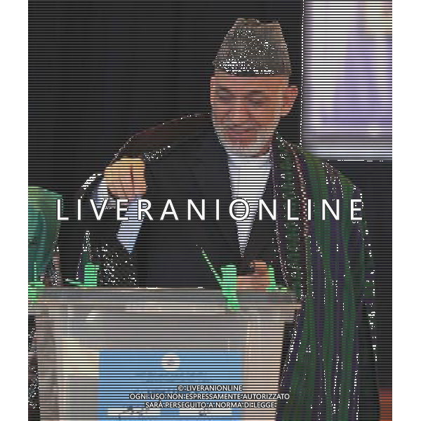 (140614) -- KABUL, June 14, 2014 () -- Afghan President Hamid Karzai casts his vote at a polling station in Kabul, Afghanistan on June 14, 2014. Voting for the country\'s next president began on Saturday morning and the final results will be announced on July 22. (/STR) ©PHOTOSHOT/Agenzia Aldo Liverani Sas - ITALY ONLY - EDITORIAL USE ONLY - Votazione per il ballottaggio delle elezioni presidenziali in un centro elettorale a Kabul, in Afghanistan, il 14 giugno, 2014