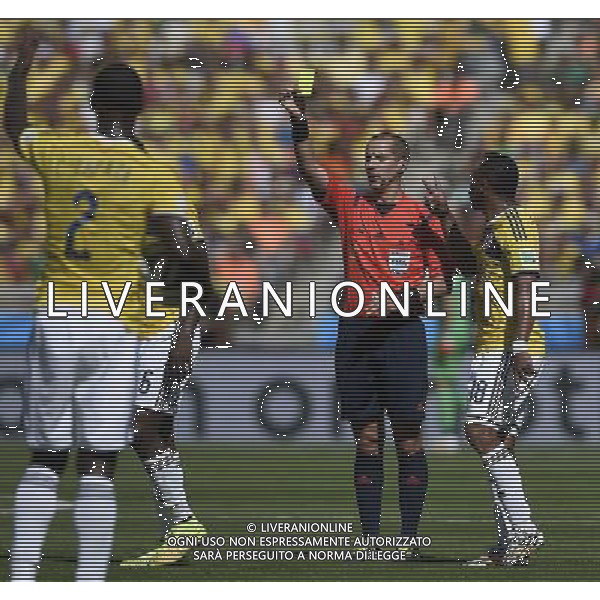 (140614) -- BELO HORIZONTE, June 14, 2014 () -- Referee Mark W Geiger gives a yellow card to Colombia\'s Carlos Sanchez (No. 6) during a Group C match between Colombia and Greece of 2014 FIFA World Cup in the Estadio Mineirao Stadium in Belo Horizonte, Brazil, June 14, 2014. (/Qi Heng)(rh) ©PHOTOSHOT/Agenzia Aldo Liverani Sas - ITALY ONLY - EDITORIAL USE ONLY - Colombia Vs Grecia partita del Gruppo C Coppa del Mondo FIFA 2014 Mineirao stadio Estadio a Belo Horizonte, in Brasile 14 Giugno 2014