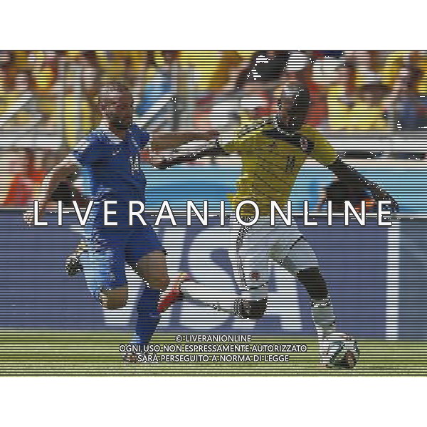 (140614) -- BELO HORIZONTE, June 14, 2014 () -- Greece\'s Dimitris Salpingidis (L) strives for the ball controlled by Colombia\'s Victor Ibarbo during a Group C match between Colombia and Greece of 2014 FIFA World Cup at the Estadio Mineirao Stadium in Belo Horizonte, Brazil, June 14, 2014. (/Liu Bin)(pcy) ©PHOTOSHOT/Agenzia Aldo Liverani Sas - ITALY ONLY - EDITORIAL USE ONLY - Colombia Vs Grecia partita del Gruppo C Coppa del Mondo FIFA 2014 Mineirao stadio Estadio a Belo Horizonte, in Brasile 14 Giugno 2014