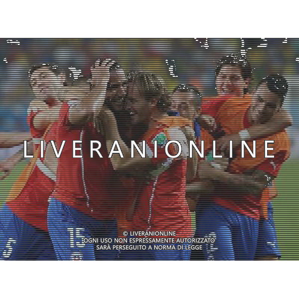 (140613) -- CUIABA, June 13, 2014 () -- Chile\'s player Jean Beausejour (L, front) celebrates his goal with teammates during a Group B match between Chile and Australia of 2014 FIFA World Cup in the Arena Pantanal Stadium in Cuiaba, Brazil, June 13, 2014. Chile won 3-1 over Australia on Friday. (/Li Ming)(rh) ©PHOTOSHOT/Agenzia Aldo Liverani Sas - ITALY ONLY - EDITORIAL USE ONLY - Cile v Australia partita del Gruppo B Coppa del mondo FIFA World Cup nel Pantanal stadio Arena di Cuiaba, Brasile, 13 giugno 2014