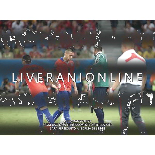 (140613) -- CUIABA, June 13, 2014 () -- Chile\'s Arturo Vidal (2nd L) is substituted by Felipe Gutierrez (1st L) during a Group B match between Chile and Australia of 2014 FIFA World Cup in the Arena Pantanal Stadium in Cuiaba, Brazil, June 13, 2014. (/Li Ming)(rh) ©PHOTOSHOT/Agenzia Aldo Liverani Sas - ITALY ONLY - EDITORIAL USE ONLY - Cile v Australia partita del Gruppo B Coppa del mondo FIFA World Cup nel Pantanal stadio Arena di Cuiaba, Brasile, 13 giugno 2014