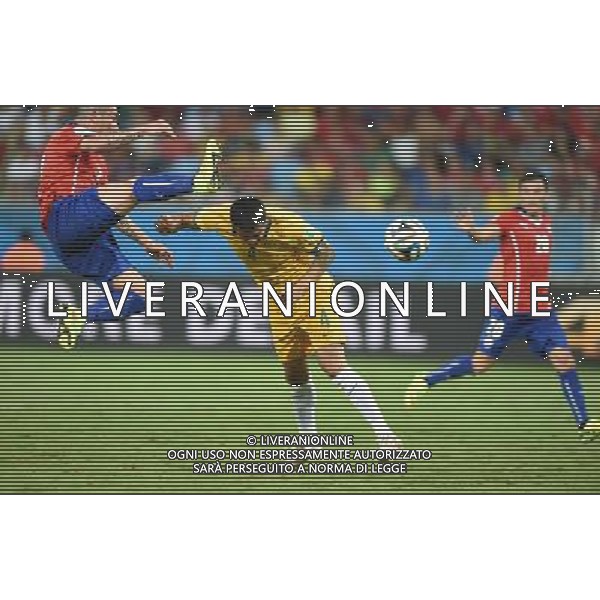 (140613) -- CUIABA, June 13, 2014 () -- Australia\'s Tim Cahill (C) competes with Chile\'s Gary Medel (L) during a Group B match between Chile and Australia of 2014 FIFA World Cup in the Arena Pantanal Stadium in Cuiaba, Brazil, June 13, 2014. (/Liu Dawei)(pcy) ©PHOTOSHOT/Agenzia Aldo Liverani Sas - ITALY ONLY - EDITORIAL USE ONLY - Cile v Australia partita del Gruppo B Coppa del mondo FIFA World Cup nel Pantanal stadio Arena di Cuiaba, Brasile, 13 giugno 2014