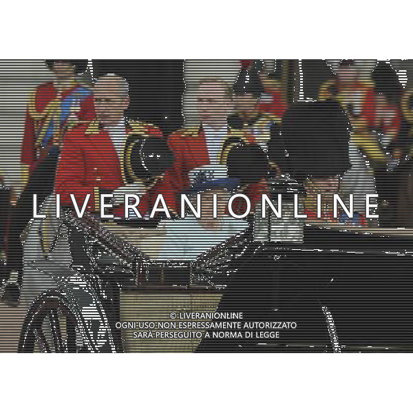 Queen Elizabeth II and the Duke of Edinburgh leaves Buckingham Palace to join Trooping the colour. The annual Queen\'s birthday Parade. Trooping the Colour with Queen Elizabeth and Royal Family, London, 14.06.14 ©PHOTOSHOT/Agenzia Aldo Liverani sas - ITALY ONLY - EDITORIAL USE ONLY - REALI INGLESI: La Regina Elisabetta II d\'inghilterra con i membri della famiglia reale al Trooping the Colour, la parata annuale del Compleanno della regina con partenza da Buckingham Palace a Londra