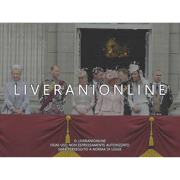 Prince Edward, Earl of Wessex, Sophie Countess of Wessex, Camilla, Duchess of Cornwall, Prince Harry, Princess Eugenie, Catherine, Duchess of Cambridge, and other members of the Royal family on the balcony watch the fly over to mark the end of Trooping the Colour. Trooping the Colour ceremony, Buckingham Palace, London, UK, 14th June 2014 ©PHOTOSHOT/Agenzia Aldo Liverani sas - ITALY ONLY - EDITORIAL USE ONLY - REALI INGLESI: La Regina Elisabetta II d\'inghilterra con i membri della famiglia reale al Trooping the Colour, la parata annuale del Compleanno della regina con partenza da Buckingham Palace a Londra