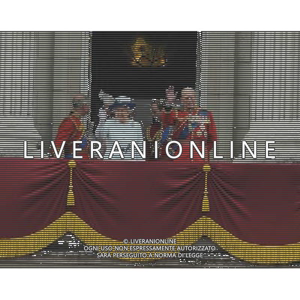 Queen Elizabeth II and the Duke of Edinburgh on the balcony awaiting the fly over to mark the end of Trooping the Colour. Trooping the Colour ceremony, Buckingham Palace, London, UK, 14th June 2014 ©PHOTOSHOT/Agenzia Aldo Liverani sas - ITALY ONLY - EDITORIAL USE ONLY - REALI INGLESI: La Regina Elisabetta II d\'inghilterra con i membri della famiglia reale al Trooping the Colour, la parata annuale del Compleanno della regina con partenza da Buckingham Palace a Londra