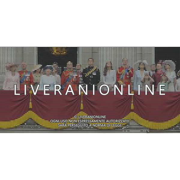 (L-R) Camilla, Duchess of Cornwall, Prince Charles, Prince of Wales, Princess Eugenie, Queen Elizabeth II, Sophie, Countess of Wessex, Prince Philip, Duke of Edinburgh, Prince Harry, Catherine, Duchess of Cambridge and Prince William, Duke of Cambridge on the balcony watch the fly over to mark the end of Trooping the Colour. Trooping the Colour ceremony, Buckingham Palace, London, UK, 14th June 2014 ©PHOTOSHOT/Agenzia Aldo Liverani sas - ITALY ONLY - EDITORIAL USE ONLY - REALI INGLESI: La Regina Elisabetta II d\'inghilterra con i membri della famiglia reale al Trooping the Colour, la parata annuale del Compleanno della regina con partenza da Buckingham Palace a Londra