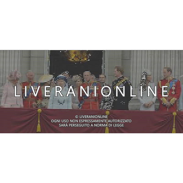 (L-R) Camilla, Duchess of Cornwall, Prince Charles, Prince of Wales, Princess Eugenie, Queen Elizabeth II, Sophie, Countess of Wessex, Prince Philip, Duke of Edinburgh, Prince Harry, Catherine, Duchess of Cambridge and Prince William, Duke of Cambridge on the balcony watch the fly over to mark the end of Trooping the Colour. Trooping the Colour ceremony, Buckingham Palace, London, UK, 14th June 2014 ©PHOTOSHOT/Agenzia Aldo Liverani sas - ITALY ONLY - EDITORIAL USE ONLY - REALI INGLESI: La Regina Elisabetta II d\'inghilterra con i membri della famiglia reale al Trooping the Colour, la parata annuale del Compleanno della regina con partenza da Buckingham Palace a Londra