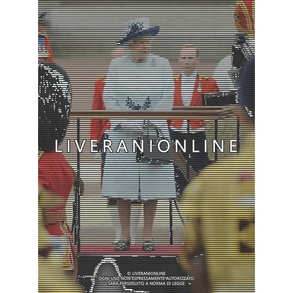 Queen Elizabeth II watched the procession at Buckingham Palace for the Trooping the of the Colour. The annual Queen\'s birthday Parade. Trooping the Colour ceremony, Buckingham Palace, London, UK, 14th June 2014 ©PHOTOSHOT/Agenzia Aldo Liverani sas - ITALY ONLY - EDITORIAL USE ONLY - REALI INGLESI: La Regina Elisabetta II d\'inghilterra con i membri della famiglia reale al Trooping the Colour, la parata annuale del Compleanno della regina con partenza da Buckingham Palace a Londra