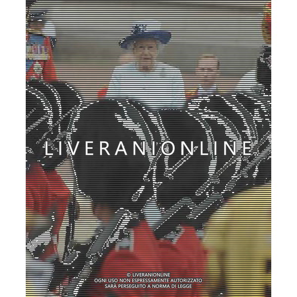 Queen Elizabeth II watched the procession at Buckingham Palace for the Trooping the of the Colour. The annual Queen\'s birthday Parade. Trooping the Colour ceremony, Buckingham Palace, London, UK, 14th June 2014 ©PHOTOSHOT/Agenzia Aldo Liverani sas - ITALY ONLY - EDITORIAL USE ONLY - REALI INGLESI: La Regina Elisabetta II d\'inghilterra con i membri della famiglia reale al Trooping the Colour, la parata annuale del Compleanno della regina con partenza da Buckingham Palace a Londra