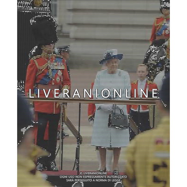 Prince Philip, Duke of Edinburgh, and Queen Elizabeth II watched the procession at Buckingham Palace for the Trooping the of the Colour. The annual Queen\'s birthday Parade. Trooping the Colour ceremony, Buckingham Palace, London, UK, 14th June 2014 ©PHOTOSHOT/Agenzia Aldo Liverani sas - ITALY ONLY - EDITORIAL USE ONLY - REALI INGLESI: La Regina Elisabetta II d\'inghilterra con i membri della famiglia reale al Trooping the Colour, la parata annuale del Compleanno della regina con partenza da Buckingham Palace a Londra
