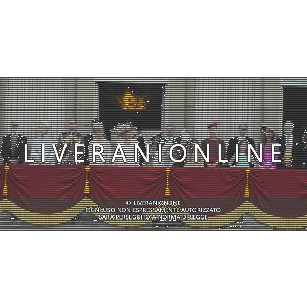 Prince Edward, Earl of Wessex, Sophie Countess of Wessex, Camilla, Duchess of Cornwall, Prince Harry, Princess Eugenie, Prince Andrew, Duke of York, Catherine, Duchess of Cambridge, and other members of the Royal family on the balcony watch the fly over to mark the end of Trooping the Colour. Trooping the Colour ceremony, Buckingham Palace, London, UK, 14th June 2014 Trooping the Colour ceremony, Buckingham Palace, London, UK, 14th June 2014 ©PHOTOSHOT/Agenzia Aldo Liverani sas - ITALY ONLY - EDITORIAL USE ONLY - REALI INGLESI: La Regina Elisabetta II d\'inghilterra con i membri della famiglia reale al Trooping the Colour, la parata annuale del Compleanno della regina con partenza da Buckingham Palace a Londra