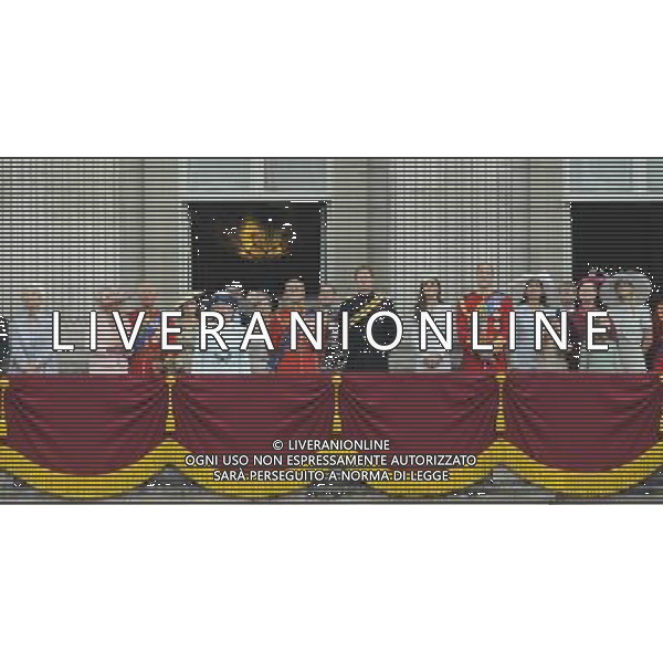 (L-R) Camilla, Duchess of Cornwall, Prince Charles, Prince of Wales, Princess Eugenie, Queen Elizabeth II, Sophie, Countess of Wessex, Prince Philip, Duke of Edinburgh, Prince Harry, Catherine, Duchess of Cambridge and Prince William, Duke of Cambridge on the balcony watch the fly over to mark the end of Trooping the Colour. Trooping the Colour ceremony, Buckingham Palace, London, UK, 14th June 2014 Trooping the Colour ceremony, Buckingham Palace, London, UK, 14th June 2014 ©PHOTOSHOT/Agenzia Aldo Liverani sas - ITALY ONLY - EDITORIAL USE ONLY - REALI INGLESI: La Regina Elisabetta II d\'inghilterra con i membri della famiglia reale al Trooping the Colour, la parata annuale del Compleanno della regina con partenza da Buckingham Palace a Londra