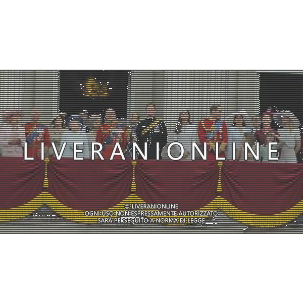 (L-R) Camilla, Duchess of Cornwall, Prince Charles, Prince of Wales, Princess Eugenie, Queen Elizabeth II, Sophie, Countess of Wessex, Prince Philip, Duke of Edinburgh, Prince Harry, Catherine, Duchess of Cambridge and Prince William, Duke of Cambridge on the balcony watch the fly over to mark the end of Trooping the Colour. Trooping the Colour ceremony, Buckingham Palace, London, UK, 14th June 2014 Trooping the Colour ceremony, Buckingham Palace, London, UK, 14th June 2014 ©PHOTOSHOT/Agenzia Aldo Liverani sas - ITALY ONLY - EDITORIAL USE ONLY - REALI INGLESI: La Regina Elisabetta II d\'inghilterra con i membri della famiglia reale al Trooping the Colour, la parata annuale del Compleanno della regina con partenza da Buckingham Palace a Londra