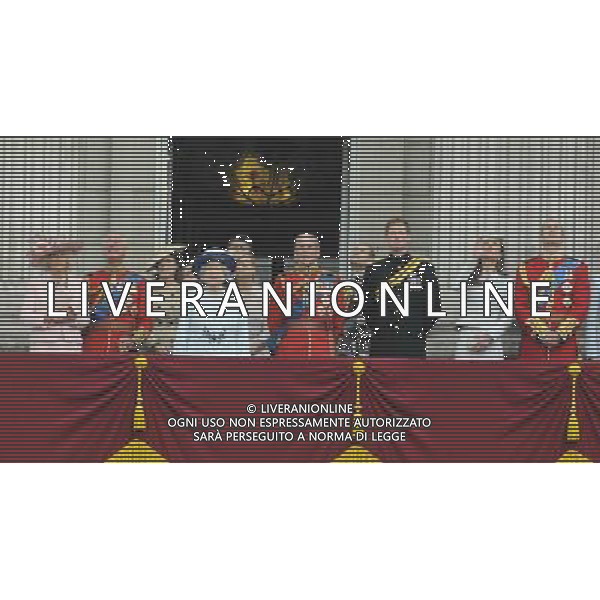 (L-R) Camilla, Duchess of Cornwall, Prince Charles, Prince of Wales, Princess Eugenie, Queen Elizabeth II, Sophie, Countess of Wessex, Prince Philip, Duke of Edinburgh, Prince Harry, Catherine, Duchess of Cambridge and Prince William, Duke of Cambridge on the balcony watch the fly over to mark the end of Trooping the Colour. Trooping the Colour ceremony, Buckingham Palace, London, UK, 14th June 2014 Trooping the Colour ceremony, Buckingham Palace, London, UK, 14th June 2014 ©PHOTOSHOT/Agenzia Aldo Liverani sas - ITALY ONLY - EDITORIAL USE ONLY - REALI INGLESI: La Regina Elisabetta II d\'inghilterra con i membri della famiglia reale al Trooping the Colour, la parata annuale del Compleanno della regina con partenza da Buckingham Palace a Londra