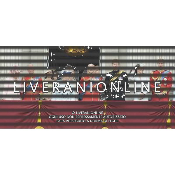 (L-R) Camilla, Duchess of Cornwall, Prince Charles, Prince of Wales, Princess Eugenie, Queen Elizabeth II, Sophie, Countess of Wessex, Prince Philip, Duke of Edinburgh, Prince Harry, Catherine, Duchess of Cambridge and Prince William, Duke of Cambridge on the balcony watch the fly over to mark the end of Trooping the Colour. Trooping the Colour ceremony, Buckingham Palace, London, UK, 14th June 2014 Trooping the Colour ceremony, Buckingham Palace, London, UK, 14th June 2014 ©PHOTOSHOT/Agenzia Aldo Liverani sas - ITALY ONLY - EDITORIAL USE ONLY - REALI INGLESI: La Regina Elisabetta II d\'inghilterra con i membri della famiglia reale al Trooping the Colour, la parata annuale del Compleanno della regina con partenza da Buckingham Palace a Londra