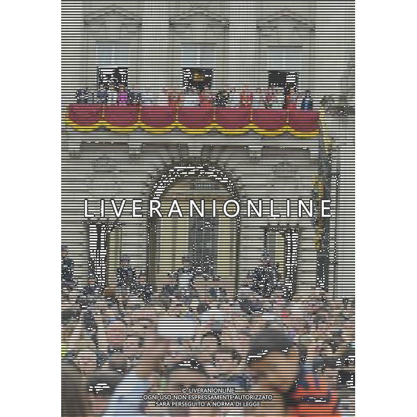 (L-R) Camilla, Duchess of Cornwall, Prince Charles, Prince of Wales, Princess Eugenie, Queen Elizabeth II, Sophie, Countess of Wessex, Prince Philip, Duke of Edinburgh, Prince Harry, Catherine, Duchess of Cambridge and Prince William, Duke of Cambridge on the balcony watch the fly over to mark the end of Trooping the Colour. Trooping the Colour ceremony, Buckingham Palace, London, UK, 14th June 2014 Trooping the Colour ceremony, Buckingham Palace, London, UK, 14th June 2014 ©PHOTOSHOT/Agenzia Aldo Liverani sas - ITALY ONLY - EDITORIAL USE ONLY - REALI INGLESI: La Regina Elisabetta II d\'inghilterra con i membri della famiglia reale al Trooping the Colour, la parata annuale del Compleanno della regina con partenza da Buckingham Palace a Londra