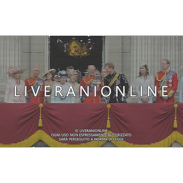 (L-R) Camilla, Duchess of Cornwall, Prince Charles, Prince of Wales, Princess Eugenie, Queen Elizabeth II, Sophie, Countess of Wessex, Prince Philip, Duke of Edinburgh, Prince Harry, Catherine, Duchess of Cambridge and Prince William, Duke of Cambridge on the balcony watch the fly over to mark the end of Trooping the Colour. Trooping the Colour ceremony, Buckingham Palace, London, UK, 14th June 2014 Trooping the Colour ceremony, Buckingham Palace, London, UK, 14th June 2014 ©PHOTOSHOT/Agenzia Aldo Liverani sas - ITALY ONLY - EDITORIAL USE ONLY - REALI INGLESI: La Regina Elisabetta II d\'inghilterra con i membri della famiglia reale al Trooping the Colour, la parata annuale del Compleanno della regina con partenza da Buckingham Palace a Londra