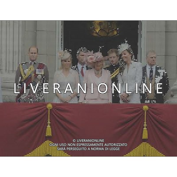 Prince Edward, Earl of Wessex, Sophie Countess of Wessex, Camilla, Duchess of Cornwall, Prince Harry, Princess Eugenie, Prince Andrew, Duke of York, Catherine, Duchess of Cambridge, and other members of the Royal family on the balcony watch the fly over to mark the end of Trooping the Colour. Trooping the Colour ceremony, Buckingham Palace, London, UK, 14th June 2014 Trooping the Colour ceremony, Buckingham Palace, London, UK, 14th June 2014 ©PHOTOSHOT/Agenzia Aldo Liverani sas - ITALY ONLY - EDITORIAL USE ONLY - REALI INGLESI: La Regina Elisabetta II d\'inghilterra con i membri della famiglia reale al Trooping the Colour, la parata annuale del Compleanno della regina con partenza da Buckingham Palace a Londra