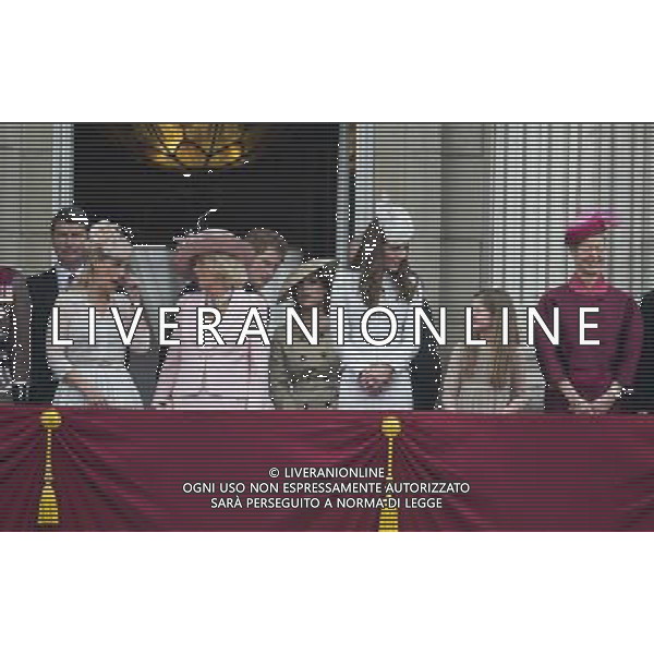 THE DUCHESS OF CORNWALL AND THE DUCHESS OF CAMBRIDGE PRINCE HARRY PRINCESS EUGENIE AND THE COUTESS OF WESSEX PTHE DUKE OF YOUR AND THE EARL OF WESSEX THE QUEEN AND MEMBERS OF THE ROYAL FAMILY ATTENDED TROOPING THE COLOUR ©PHOTOSHOT/Agenzia Aldo Liverani sas - ITALY ONLY - EDITORIAL USE ONLY - REALI INGLESI: La Regina Elisabetta II d\'inghilterra con i membri della famiglia reale al Trooping the Colour, la parata annuale del Compleanno della regina con partenza da Buckingham Palace a Londra