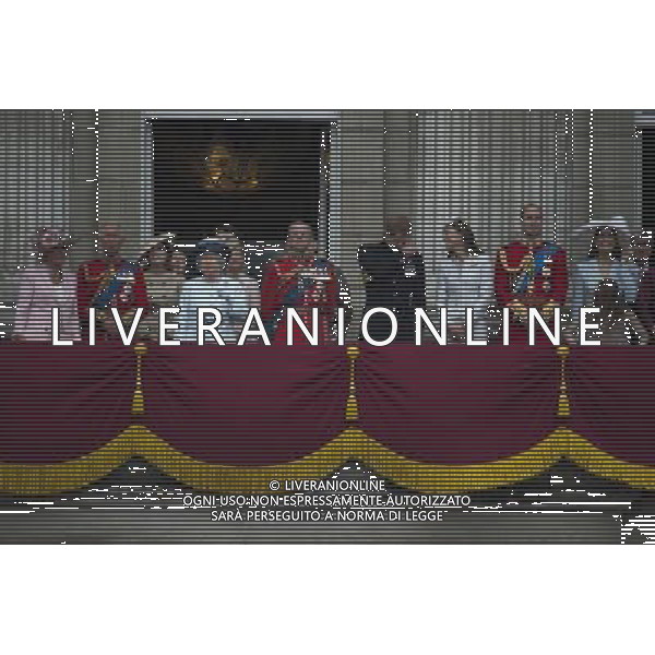 THE DUCHESS OF CORNWALL AND THE DUCHESS OF CAMBRIDGE PRINCE HARRY PRINCESS EUGENIE AND THE COUTESS OF WESSEX PTHE DUKE OF YOUR AND THE EARL OF WESSEX THE QUEEN AND MEMBERS OF THE ROYAL FAMILY ATTENDED TROOPING THE COLOUR ©PHOTOSHOT/Agenzia Aldo Liverani sas - ITALY ONLY - EDITORIAL USE ONLY - REALI INGLESI: La Regina Elisabetta II d\'inghilterra con i membri della famiglia reale al Trooping the Colour, la parata annuale del Compleanno della regina con partenza da Buckingham Palace a Londra