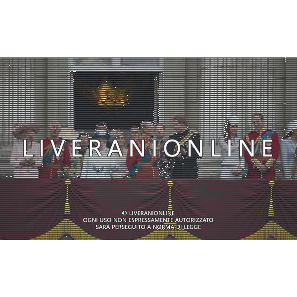 THE DUCHESS OF CORNWALL AND THE DUCHESS OF CAMBRIDGE PRINCE HARRY PRINCESS EUGENIE AND THE COUTESS OF WESSEX PTHE DUKE OF YOUR AND THE EARL OF WESSEX THE QUEEN AND MEMBERS OF THE ROYAL FAMILY ATTENDED TROOPING THE COLOUR ©PHOTOSHOT/Agenzia Aldo Liverani sas - ITALY ONLY - EDITORIAL USE ONLY - REALI INGLESI: La Regina Elisabetta II d\'inghilterra con i membri della famiglia reale al Trooping the Colour, la parata annuale del Compleanno della regina con partenza da Buckingham Palace a Londra