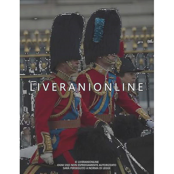 THE PRINCE OF WALES THE DUKE OF CAMBRIDGE AND PRINCESS ANNE AND MEMBERS OF THE ROYAL FAMILY ATTENDED TROOPING THE COLOUR ©PHOTOSHOT/Agenzia Aldo Liverani sas - ITALY ONLY - EDITORIAL USE ONLY - REALI INGLESI: La Regina Elisabetta II d\'inghilterra con i membri della famiglia reale al Trooping the Colour, la parata annuale del Compleanno della regina con partenza da Buckingham Palace a Londra
