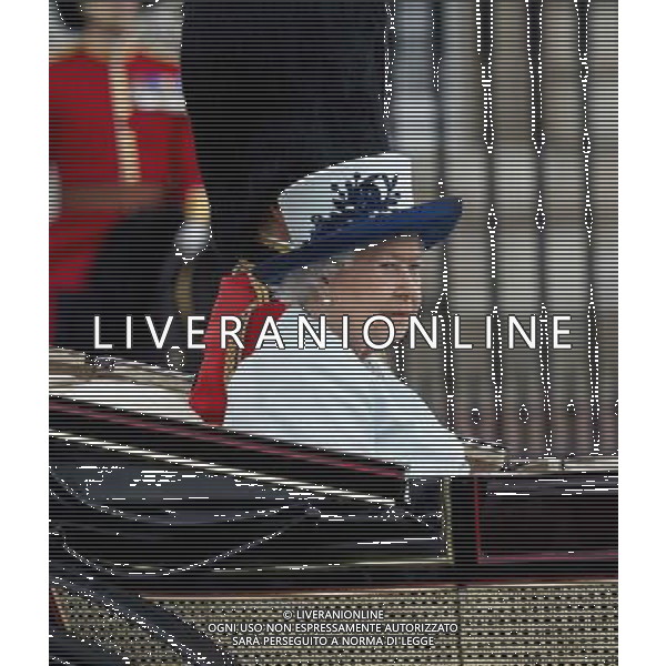 THE DUCHESS OF CORNWALL AND THE DUCHESS OF CAMBRIDGE PRINCE HARRY PRINCESS EUGENIE AND THE COUTESS OF WESSEX PTHE DUKE OF YOUR AND THE EARL OF WESSEX THE QUEEN AND MEMBERS OF THE ROYAL FAMILY ATTENDED TROOPING THE COLOUR ©PHOTOSHOT/Agenzia Aldo Liverani sas - ITALY ONLY - EDITORIAL USE ONLY - REALI INGLESI: La Regina Elisabetta II d\'inghilterra con i membri della famiglia reale al Trooping the Colour, la parata annuale del Compleanno della regina con partenza da Buckingham Palace a Londra