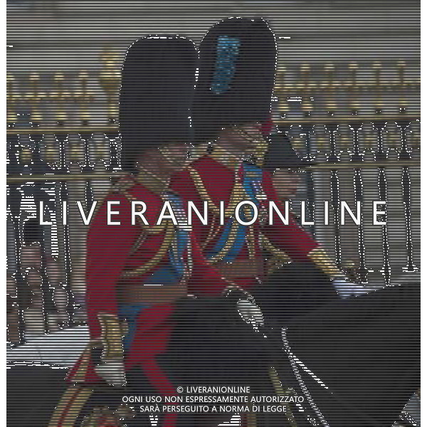 THE PRINCE OF WALES THE DUKE OF CAMBRIDGE AND PRINCESS ANNE AND MEMBERS OF THE ROYAL FAMILY ATTENDED TROOPING THE COLOUR ©PHOTOSHOT/Agenzia Aldo Liverani sas - ITALY ONLY - EDITORIAL USE ONLY - REALI INGLESI: La Regina Elisabetta II d\'inghilterra con i membri della famiglia reale al Trooping the Colour, la parata annuale del Compleanno della regina con partenza da Buckingham Palace a Londra