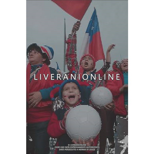 (140613) -- SANTIAGO, June 13, 2014 () -- Chile\'s fans cheer for Chile\'s 3-1 win over Australia during a Group B match of 2014 FIFA World Cup, in Santiago, capital of Chile, on June 13, 2014. (/Jorge Villegas)(pcy) ©PHOTOSHOT/Agenzia Aldo Liverani sas - ITALY ONLY - EDITORIAL USE ONLY - Cile Vs Australia partita del Gruppo B Coppa del mondo FIFA World Cup nel Pantanal stadio Arena di Cuiaba, Brasile, 13 giugno 2014