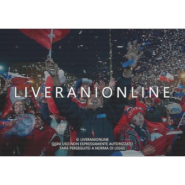 (140613) -- SANTIAGO, June 13, 2014 () -- Chile\'s fans cheer for Chile\'s 3-1 win over Australia in a Group B match of 2014 FIFA World Cup, in Santiago, capital of Chile, on June 13, 2014. (/Jorge Villegas)(pcy) ©PHOTOSHOT/Agenzia Aldo Liverani sas - ITALY ONLY - EDITORIAL USE ONLY - Cile Vs Australia partita del Gruppo B Coppa del mondo FIFA World Cup nel Pantanal stadio Arena di Cuiaba, Brasile, 13 giugno 2014