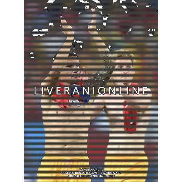 (140613) -- CUIABA, June 13, 2014 () -- Australia\'s Tim Cahill (L) who has exchanged his sports jersey with a Chile\'s player applauds to audience after a Group B match between Chile and Australia of 2014 FIFA World Cup in the Arena Pantanal Stadium in Cuiaba, Brazil, June 13, 2014. Chile won 3-1 over Australia on Friday. (/Liu Dawei)(pcy) ©PHOTOSHOT/Agenzia Aldo Liverani sas - ITALY ONLY - EDITORIAL USE ONLY - Cile Vs Australia partita del Gruppo B Coppa del mondo FIFA World Cup nel Pantanal stadio Arena di Cuiaba, Brasile, 13 giugno 2014