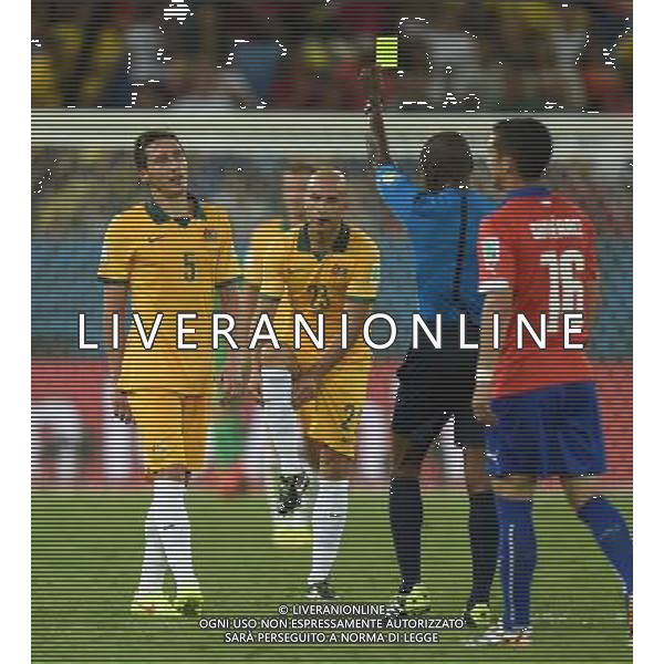 (140613) -- CUIABA, June 13, 2014 () -- Australia\'s Mark Milligan (1st L) reacts as referee Noumandiez Doue (2nd R) from Cote D\'ivoire gives him a yellow card during a Group B match between Chile and Australia of 2014 FIFA World Cup in the Arena Pantanal Stadium in Cuiaba, Brazil, June 13, 2014. Chile won 3-1 over Australia on Friday. (/Liu Dawei)(pcy) ©PHOTOSHOT/Agenzia Aldo Liverani sas - ITALY ONLY - EDITORIAL USE ONLY - Cile Vs Australia partita del Gruppo B Coppa del mondo FIFA World Cup nel Pantanal stadio Arena di Cuiaba, Brasile, 13 giugno 2014